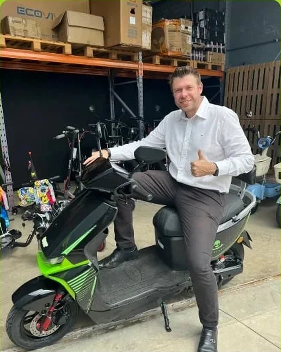 Rafael Santini com a Moto UFO JJ01 de 1000W