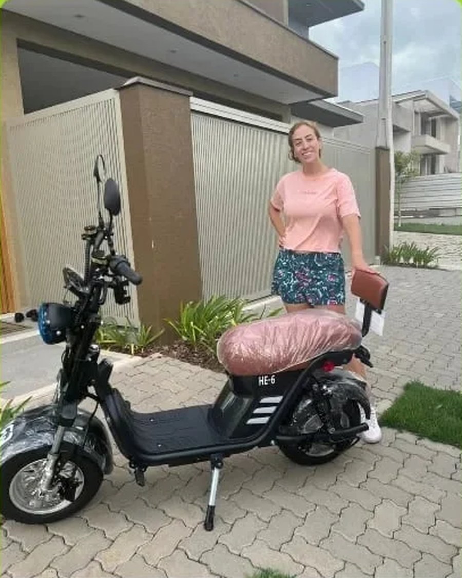 Caio Siciliano com a Scooter X12 HE6 de 1000W