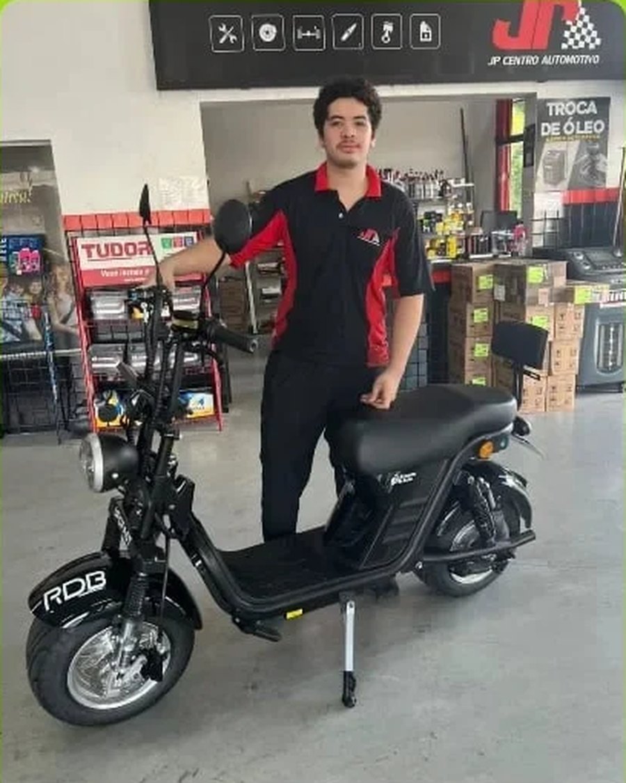 João Vinicius com a Scooter X12 HE6