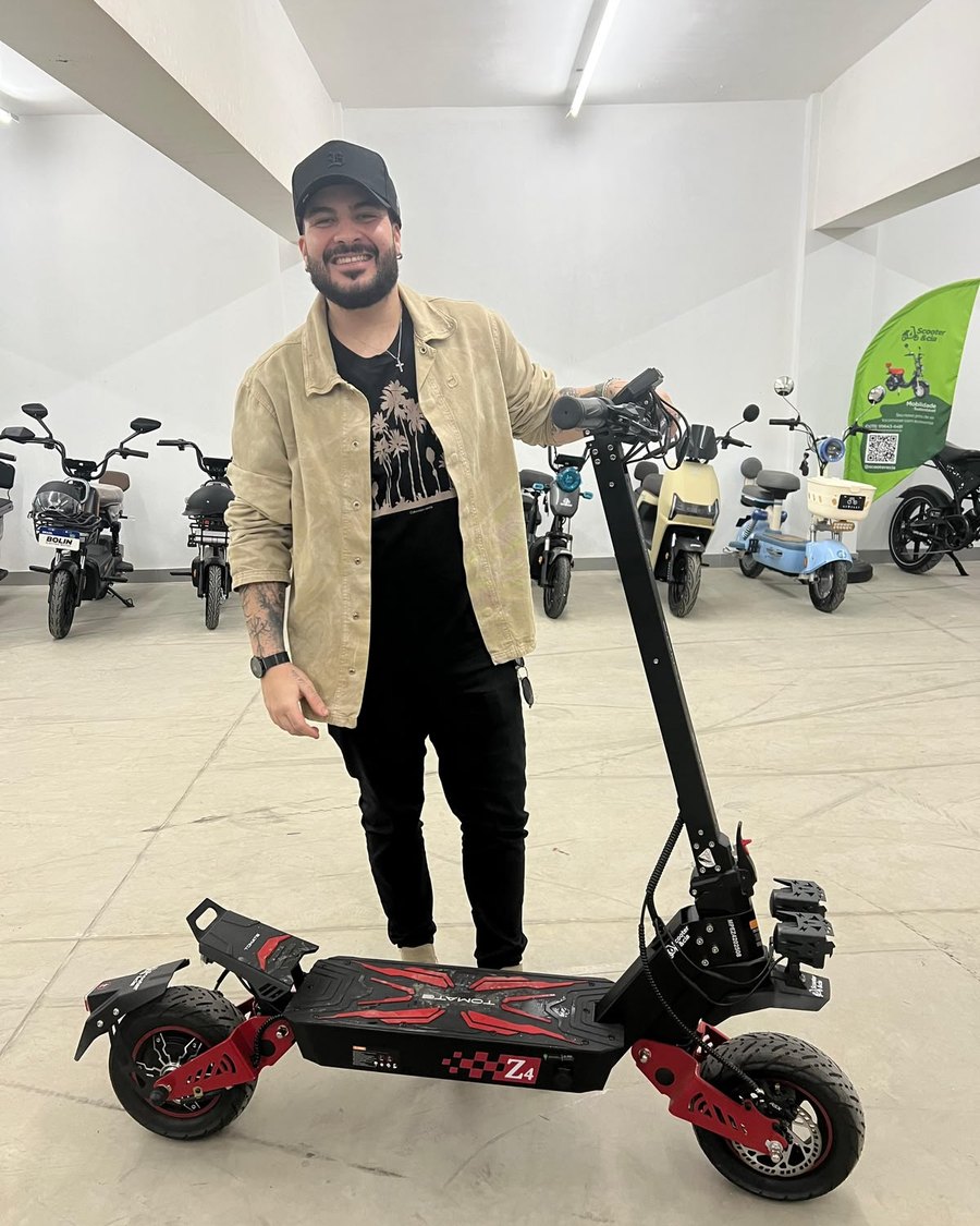 Danilo Furtado com o Patinete Z4 de 1200W