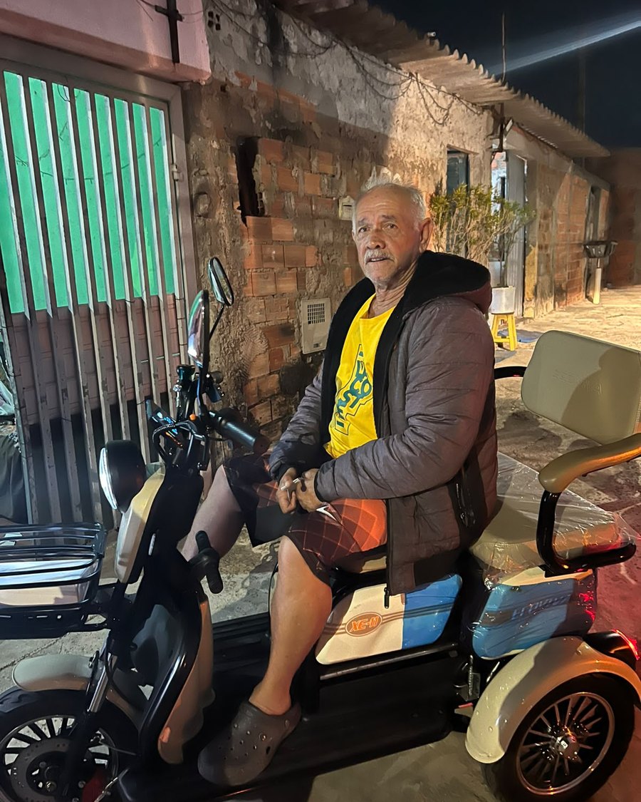 Natalino de Sousa com o Triciclo XE11BG de 1000W